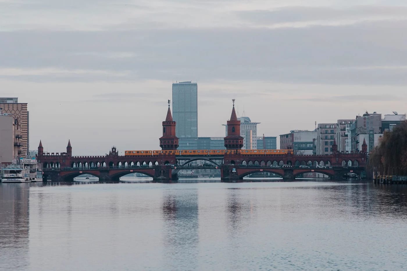 Oberbaumbrücke-silta Spreen yllä