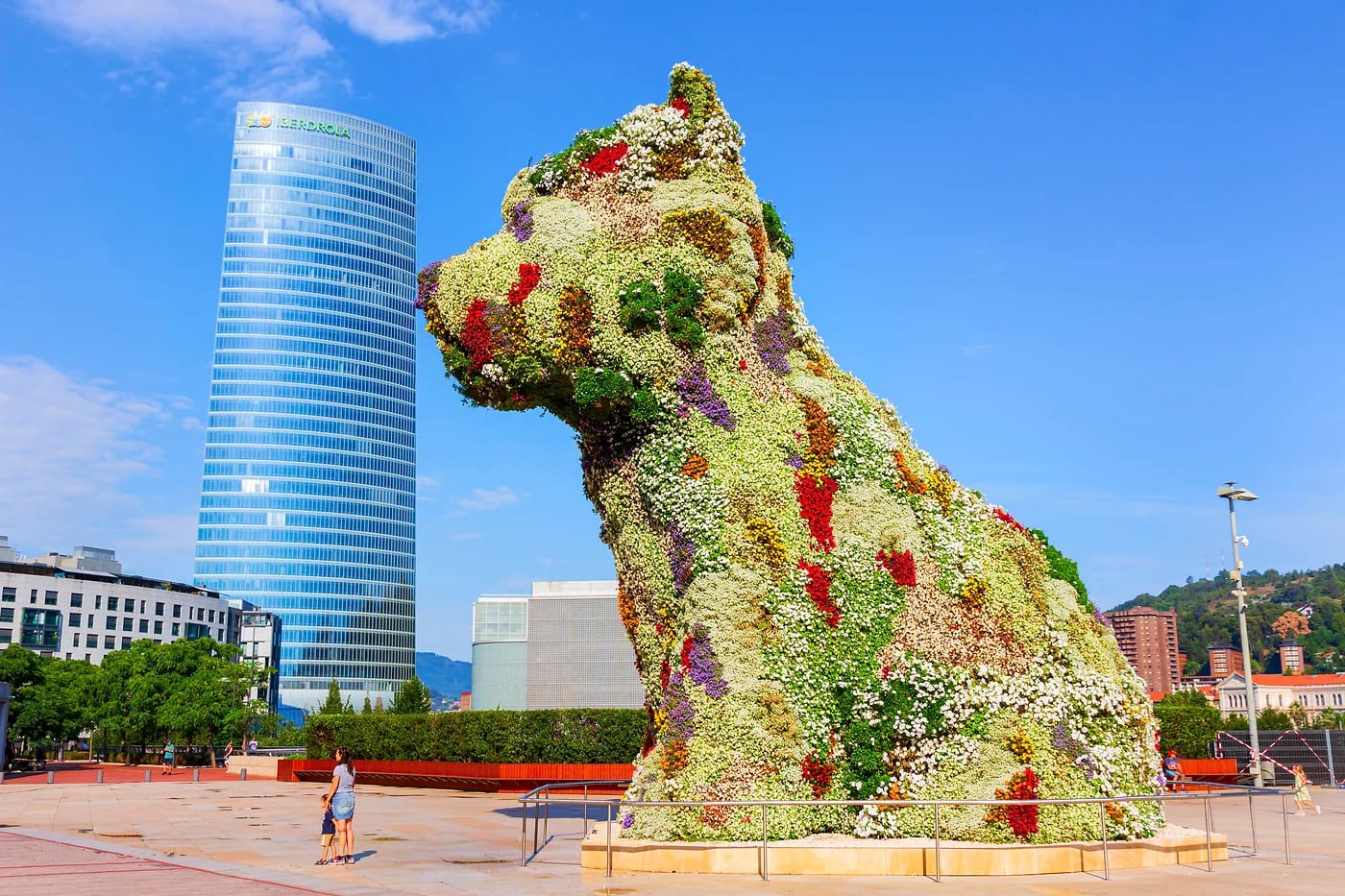 Jeff Koonsin Puppy-veistos Guggenheimin edessä Bilbaossa