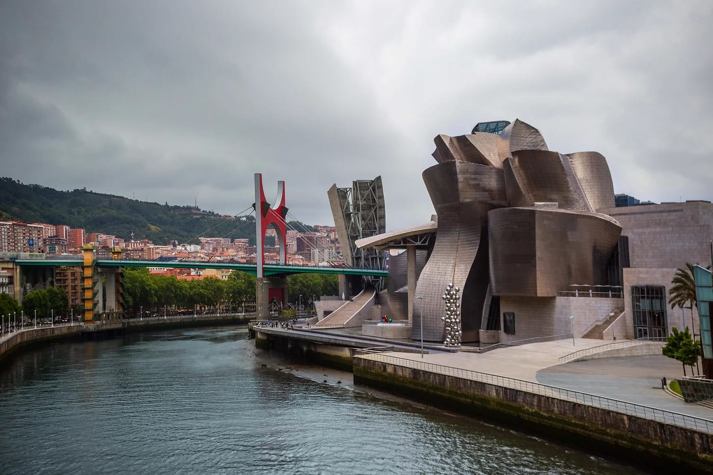 Guggenheim-museo ja Zubizuri-silta Bilbaossa