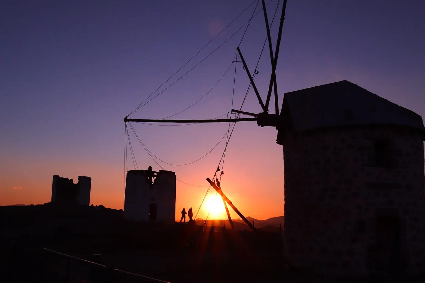 Bodrumin tuulimyllyt auringonlaskun siluettina