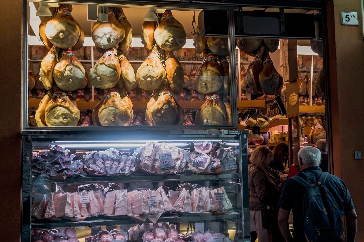 Salumeria Simoni ja riippuvat kinkut