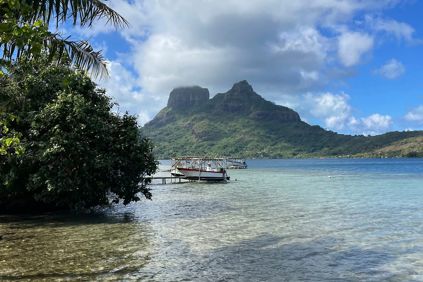 Mont Otemanu ja tyyni ranta Bora Borassa