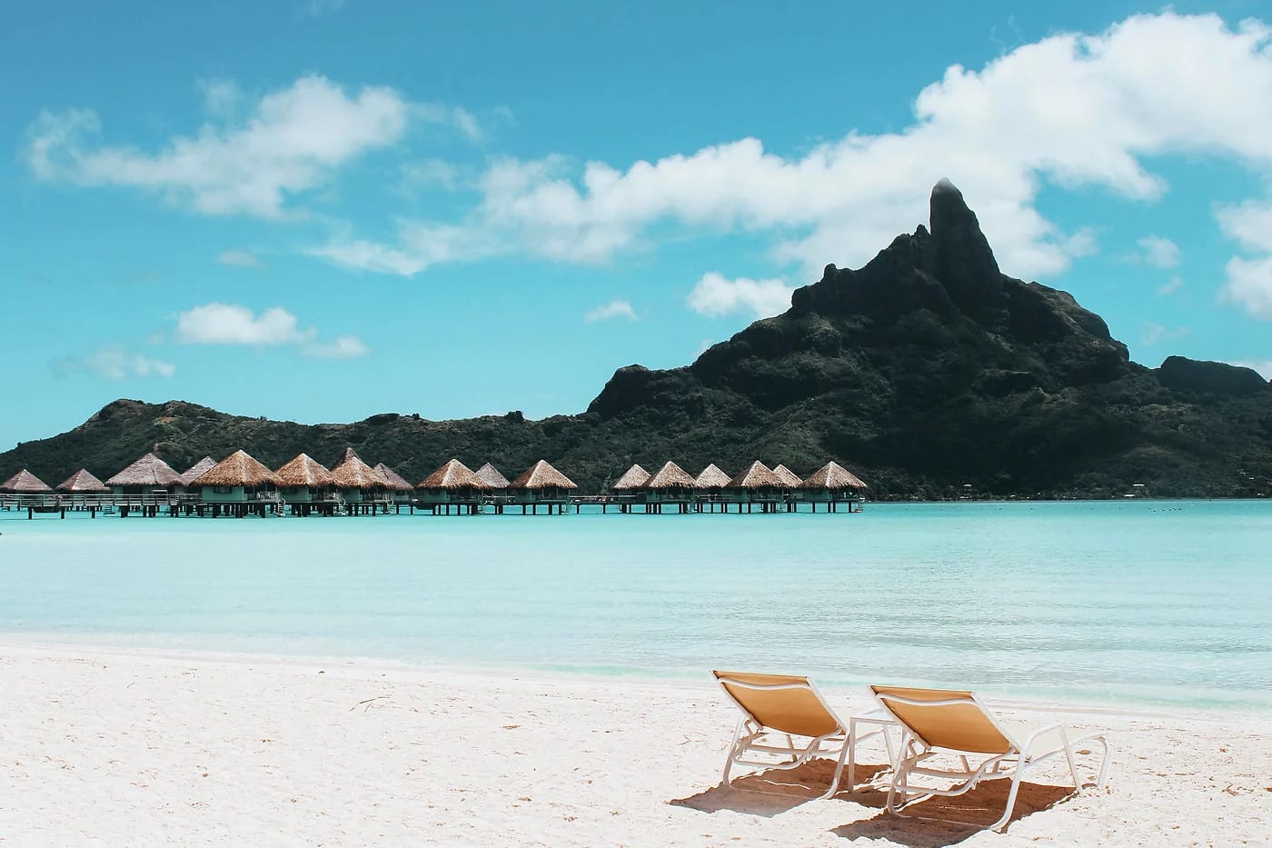 Aurinkotuoleja ja Mont Otemanu Bora Borassa
