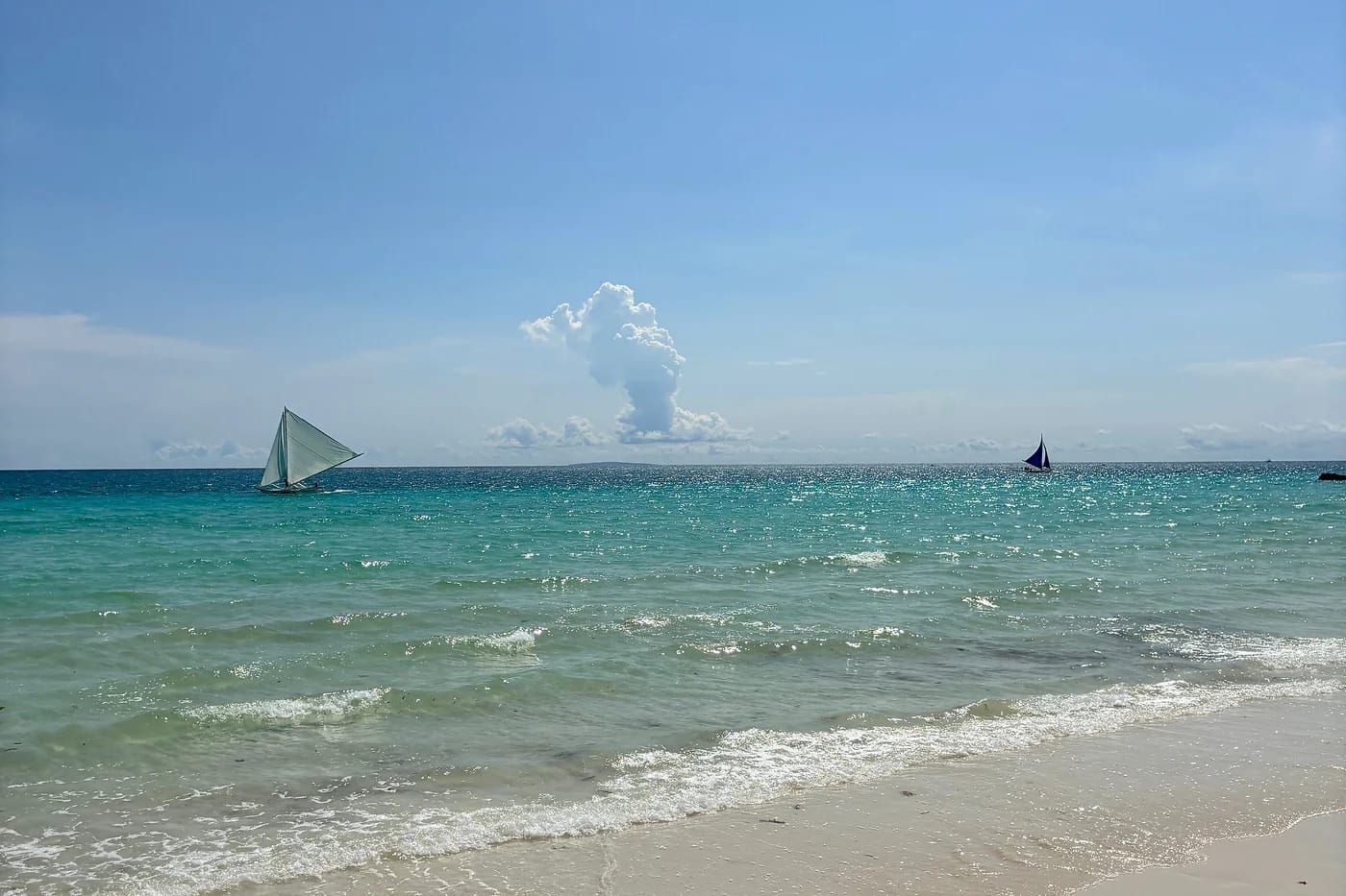 Turkoosi vesi ja purjeveneet White Beachillä