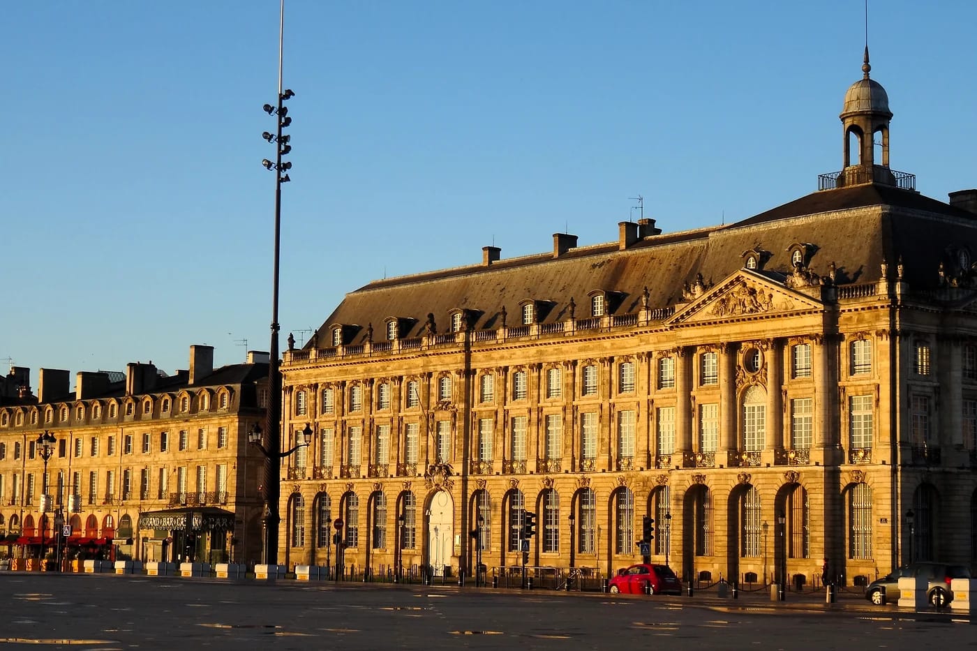 Place de la Bourse auringonlaskussa