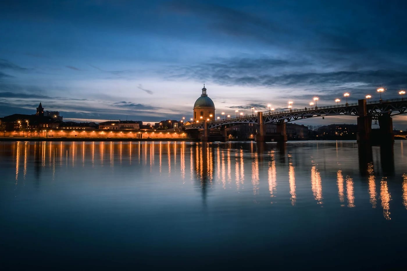 Pont de Pierre ja Garonne hämärissä