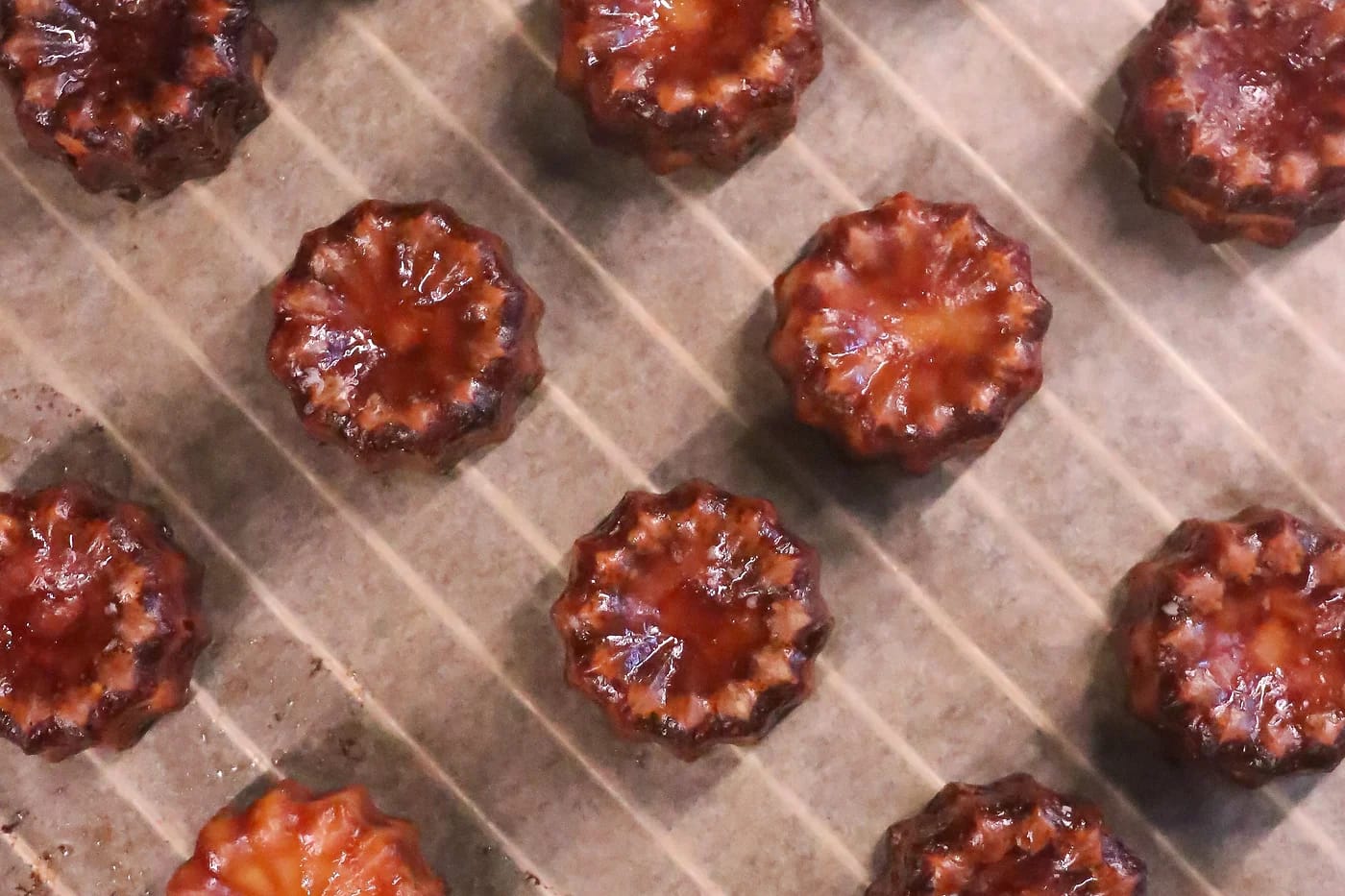 Canelé-leivoksia