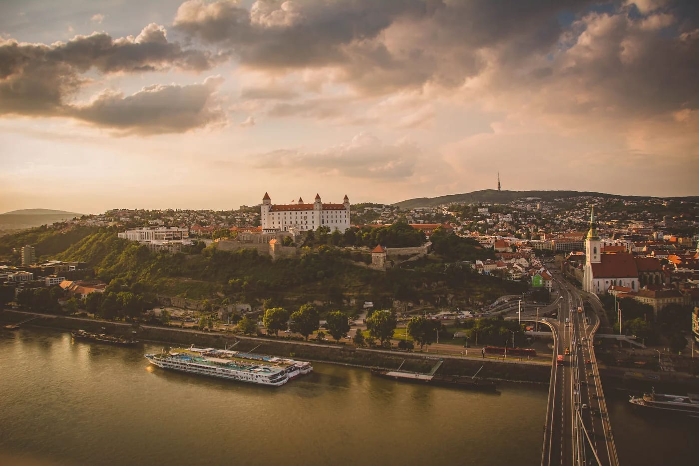 Bratislavan linna, vanhakaupunki ja Tonava ilmasta