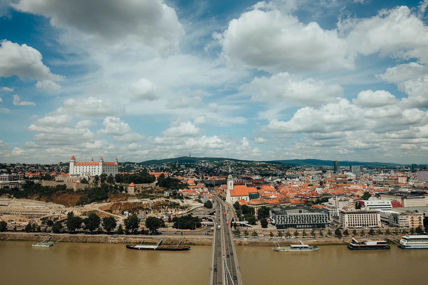 Bratislavan panoraama, linna ja Tonava