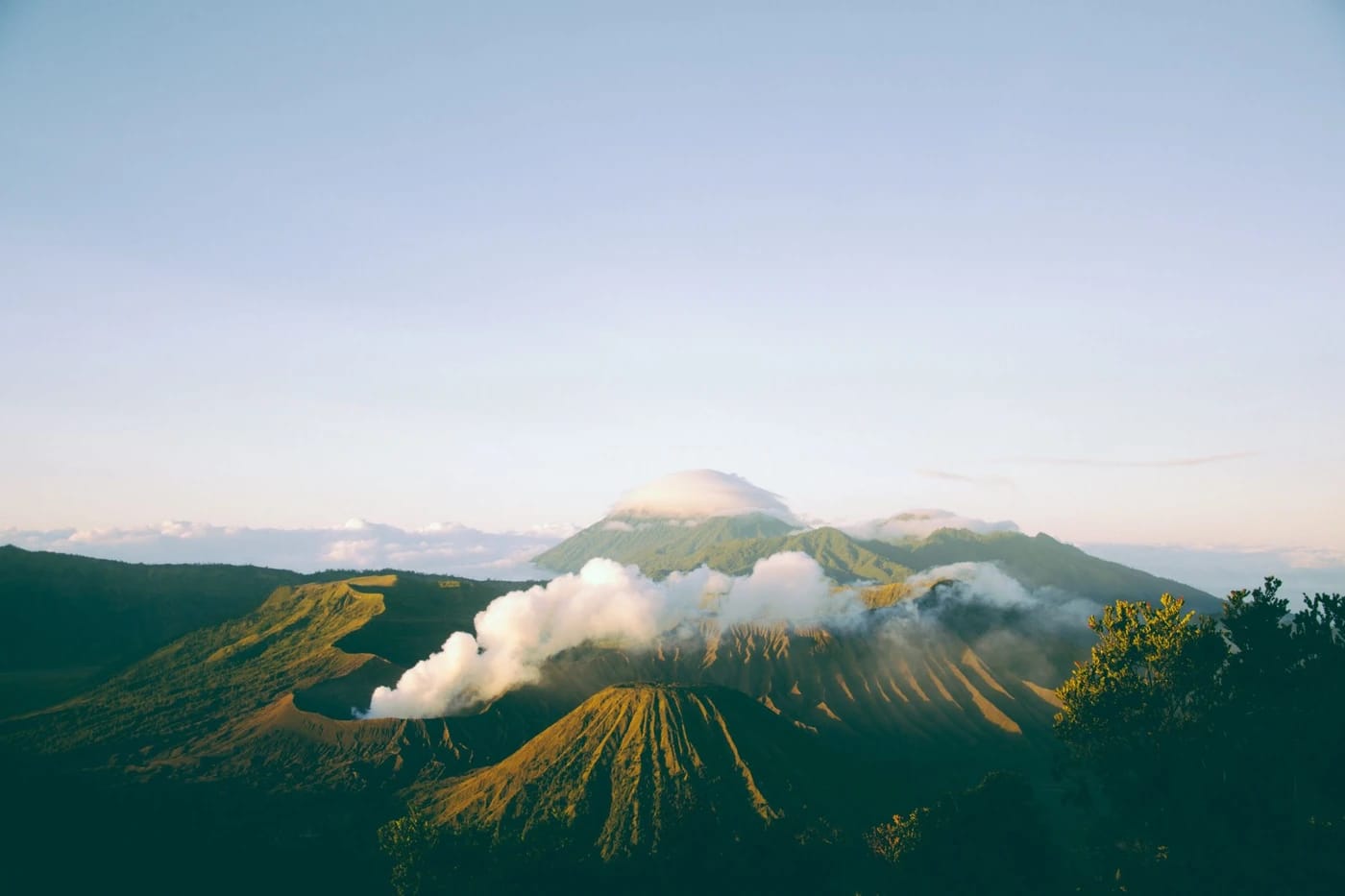 Bromo savuaa auringonnousussa ilmasta