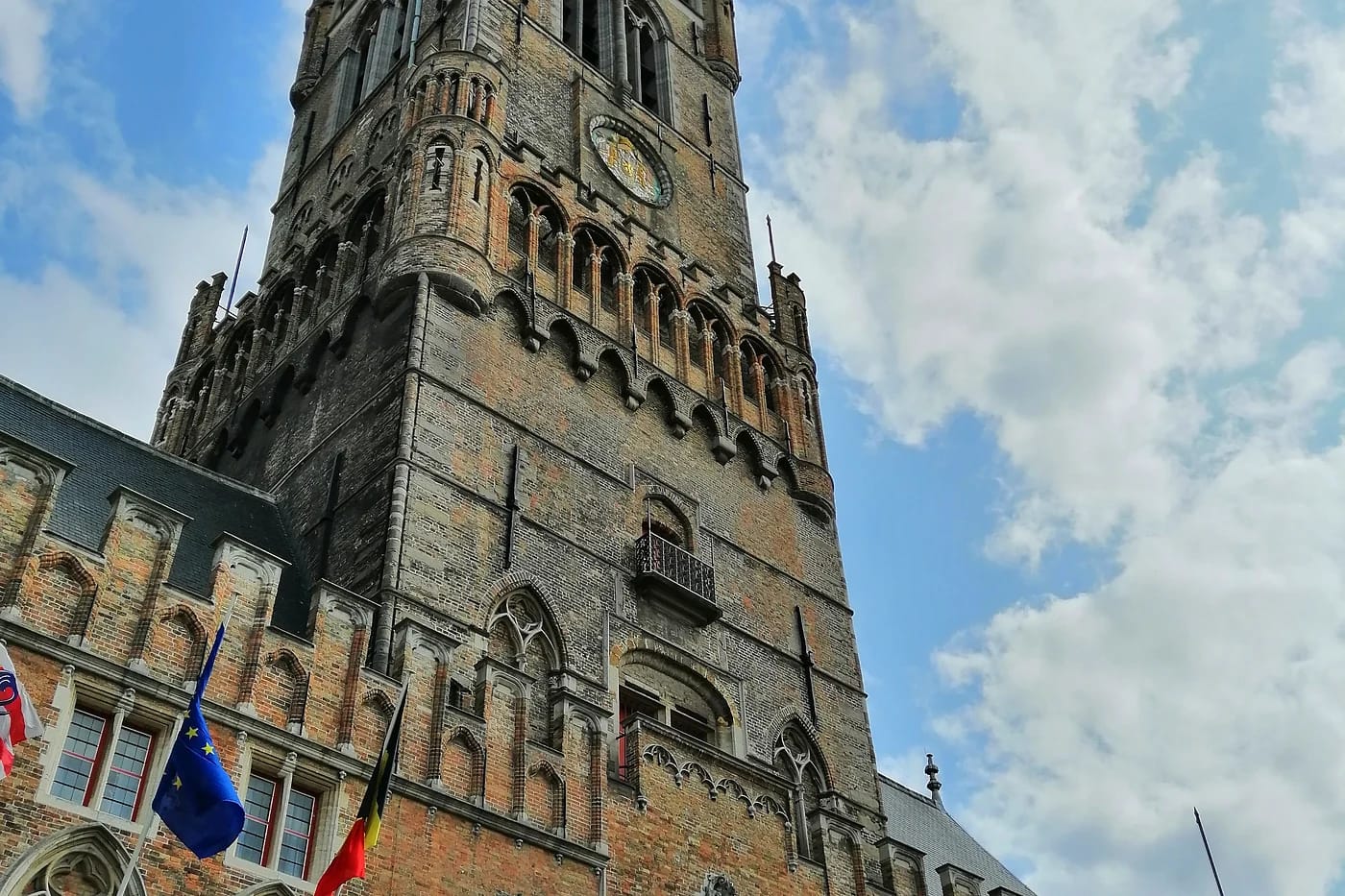 Bruggen Belfort-kellotorni pilvisen taivaan alla