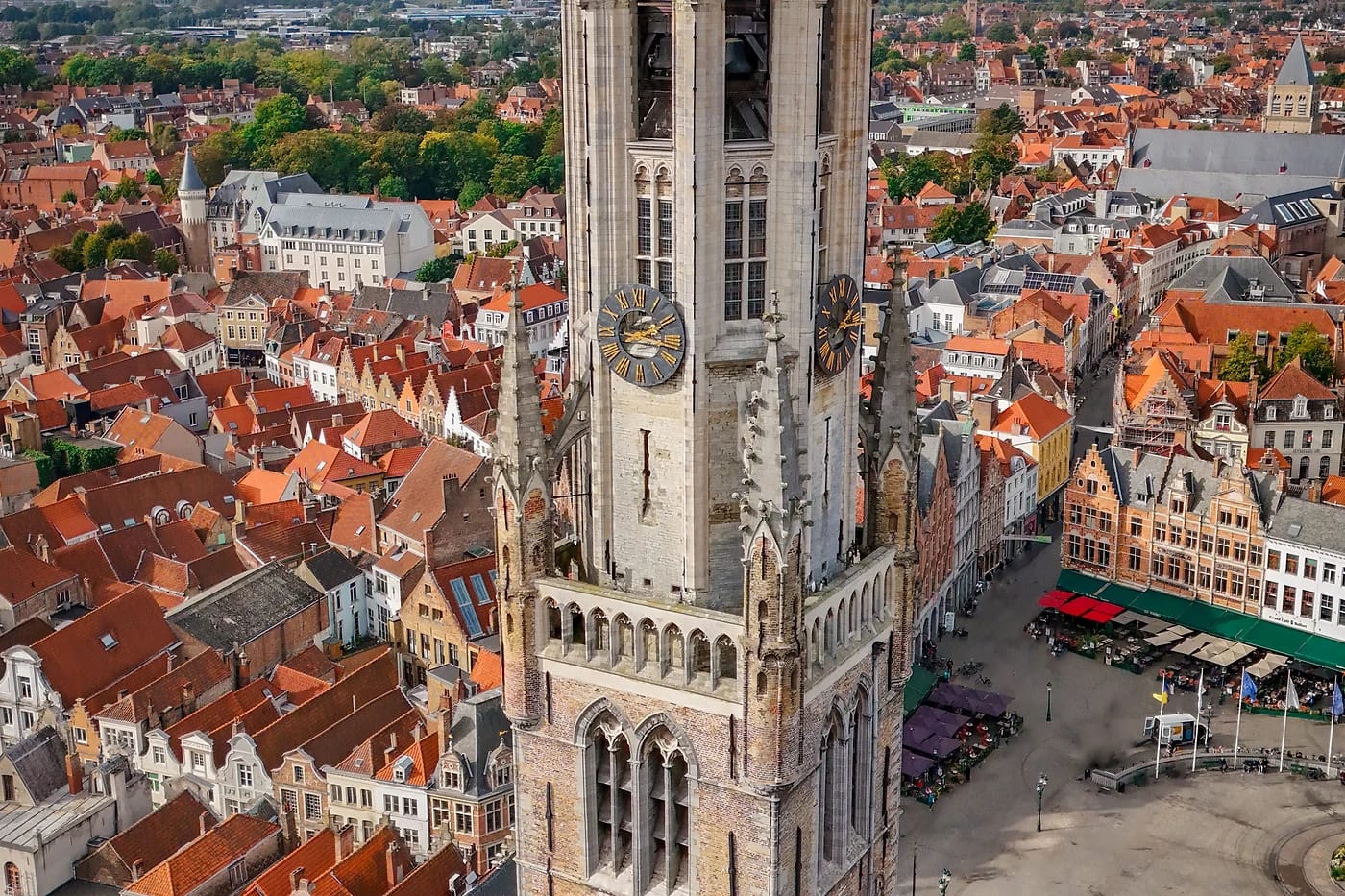 Ilmakuva Bruggen Belfort-kellotornista ja vanhastakaupungista