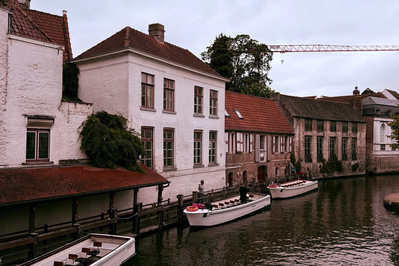 Bruggen kanava historiallisine taloineen ja veneineen