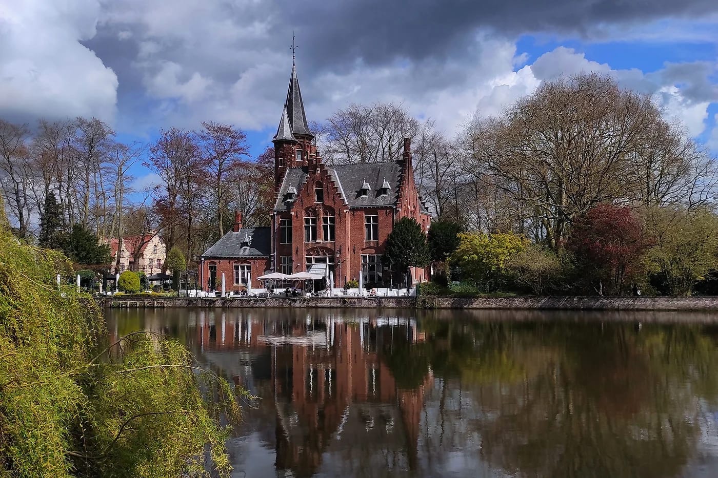 Kasteel Minnewater heijastuu Bruggen lampeen