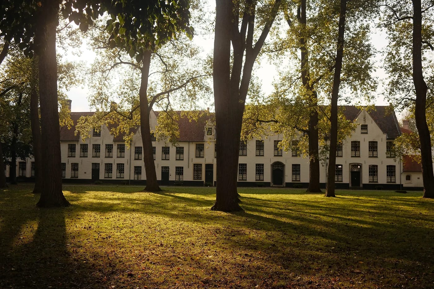 Bruggen begiinikorttelin rauhallinen sisäpiha