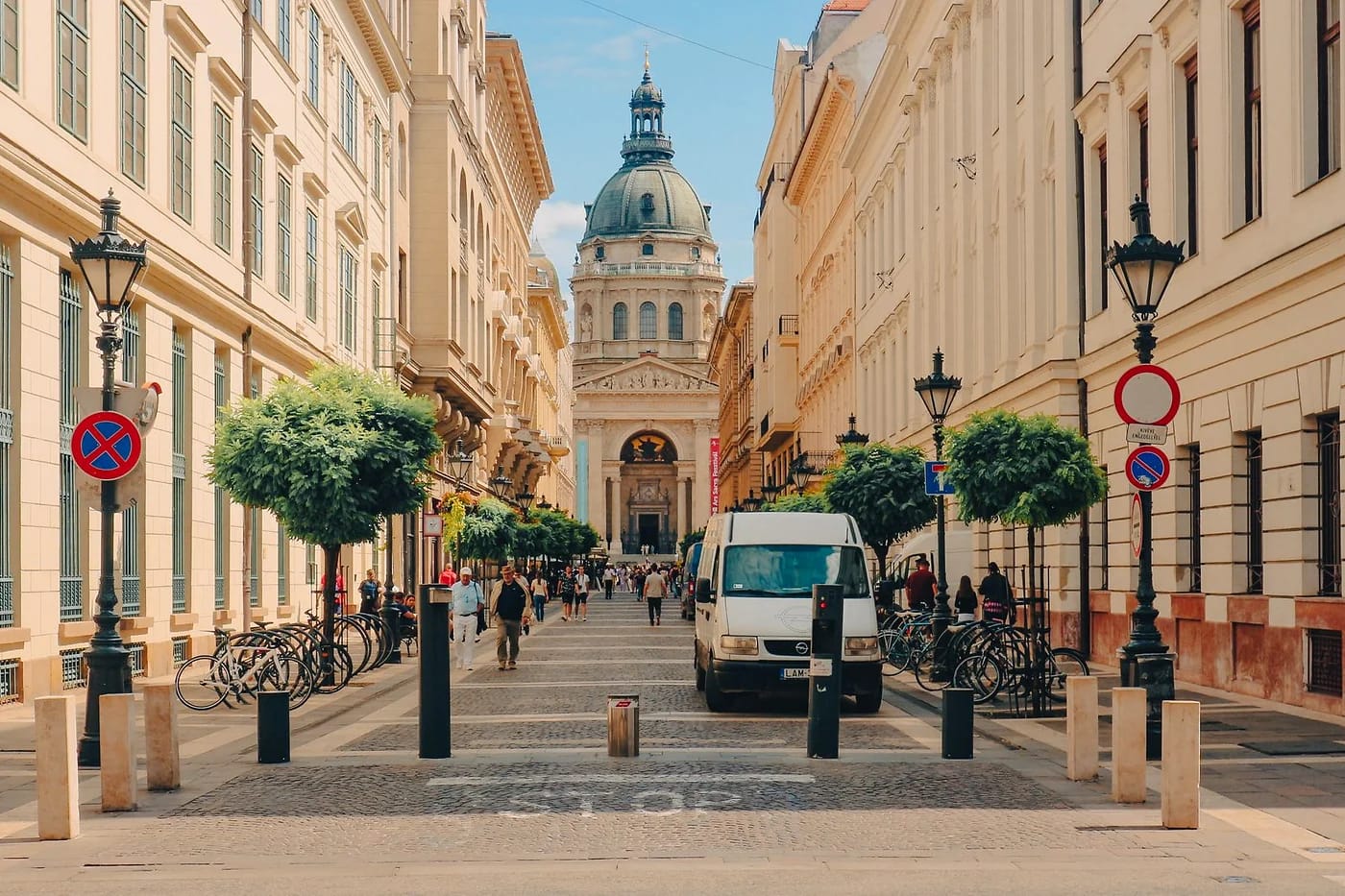 Pyhän Tapanin basilika kadun päässä