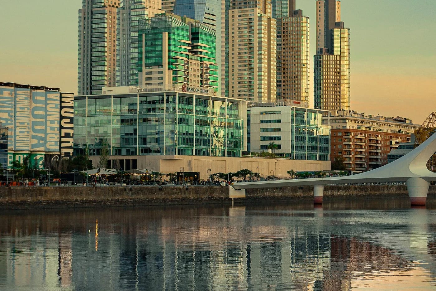 Puerto Madero ja Puente de la Mujer
