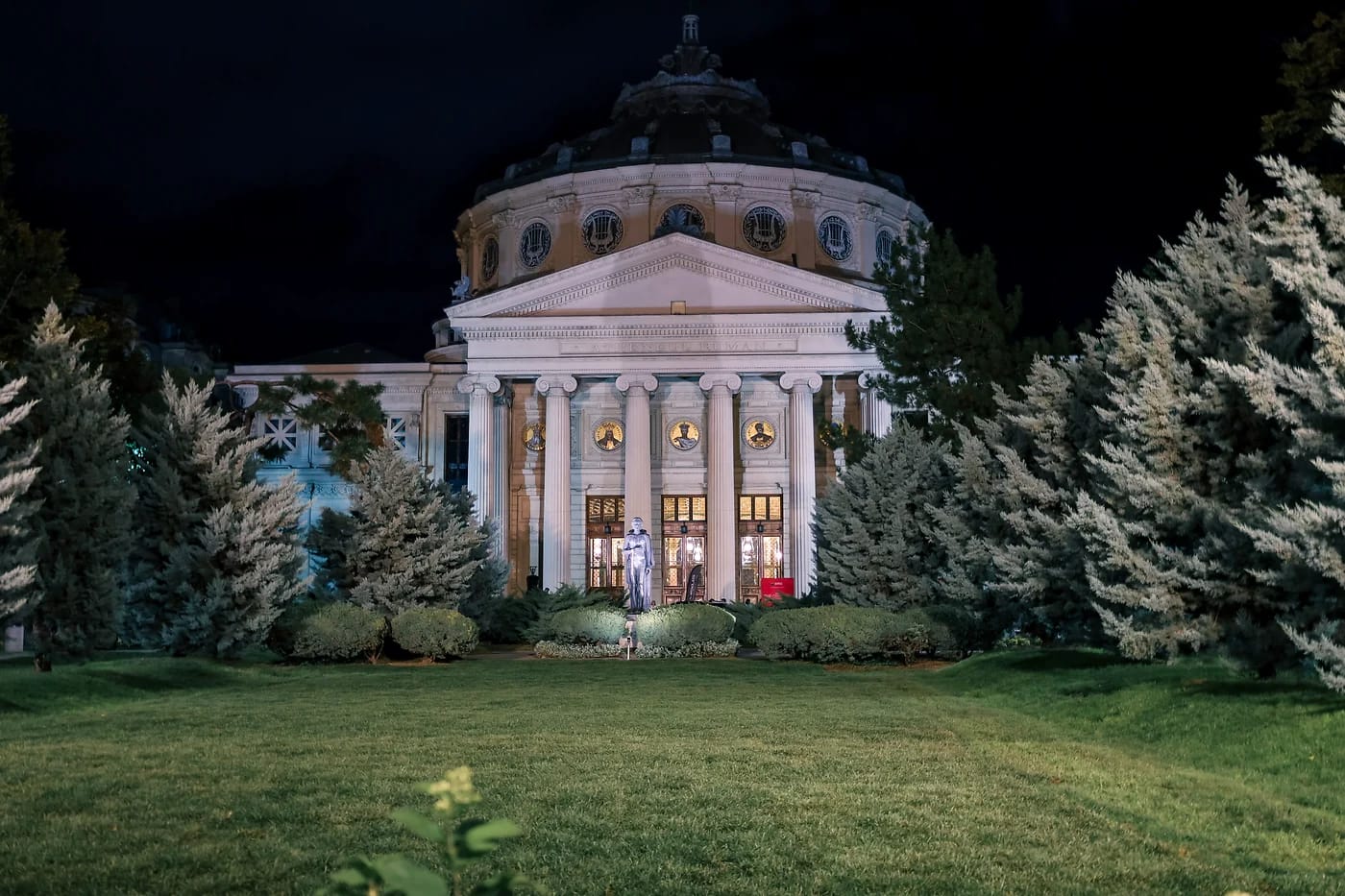 Romanian Ateneum valaistuna illalla