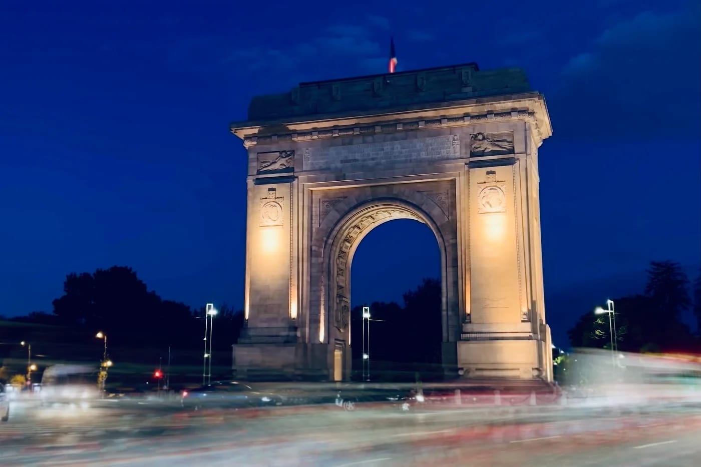 Riemukaari (Arcul de Triumf) illan valoissa