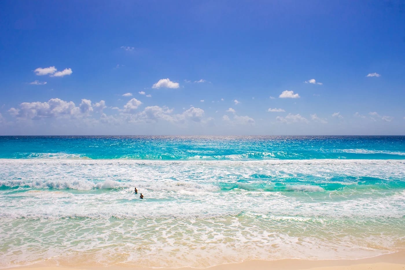 Cancúnin turkoosi ranta aurinkoisena päivänä