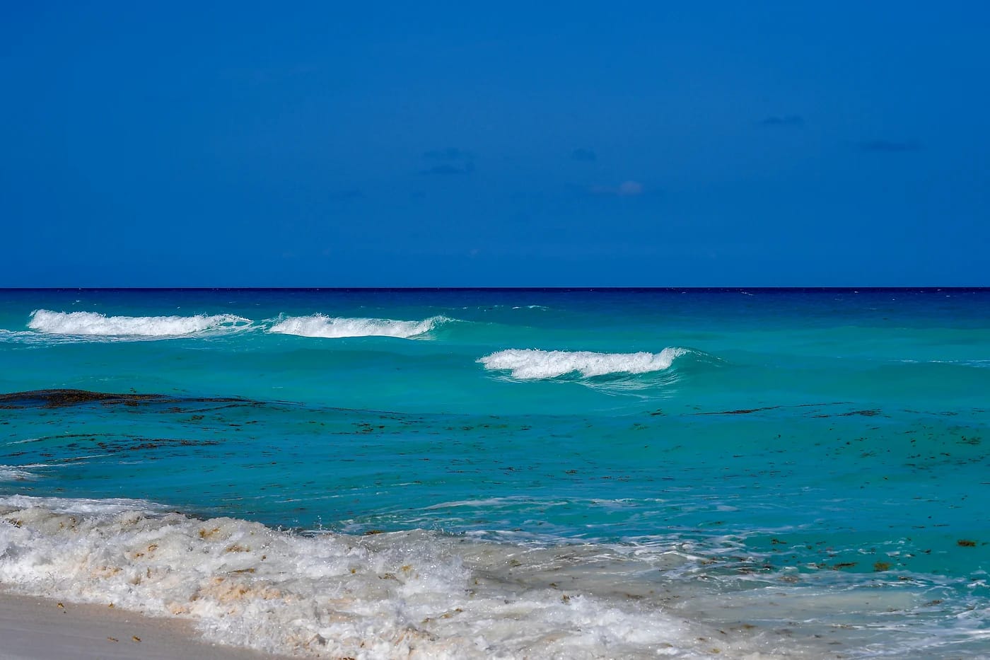 Turkoosit aallot Cancúnin rannalla