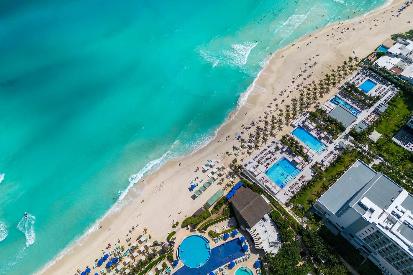 Ilmakuva Cancúnin rantaresortista ja turkoosista merestä