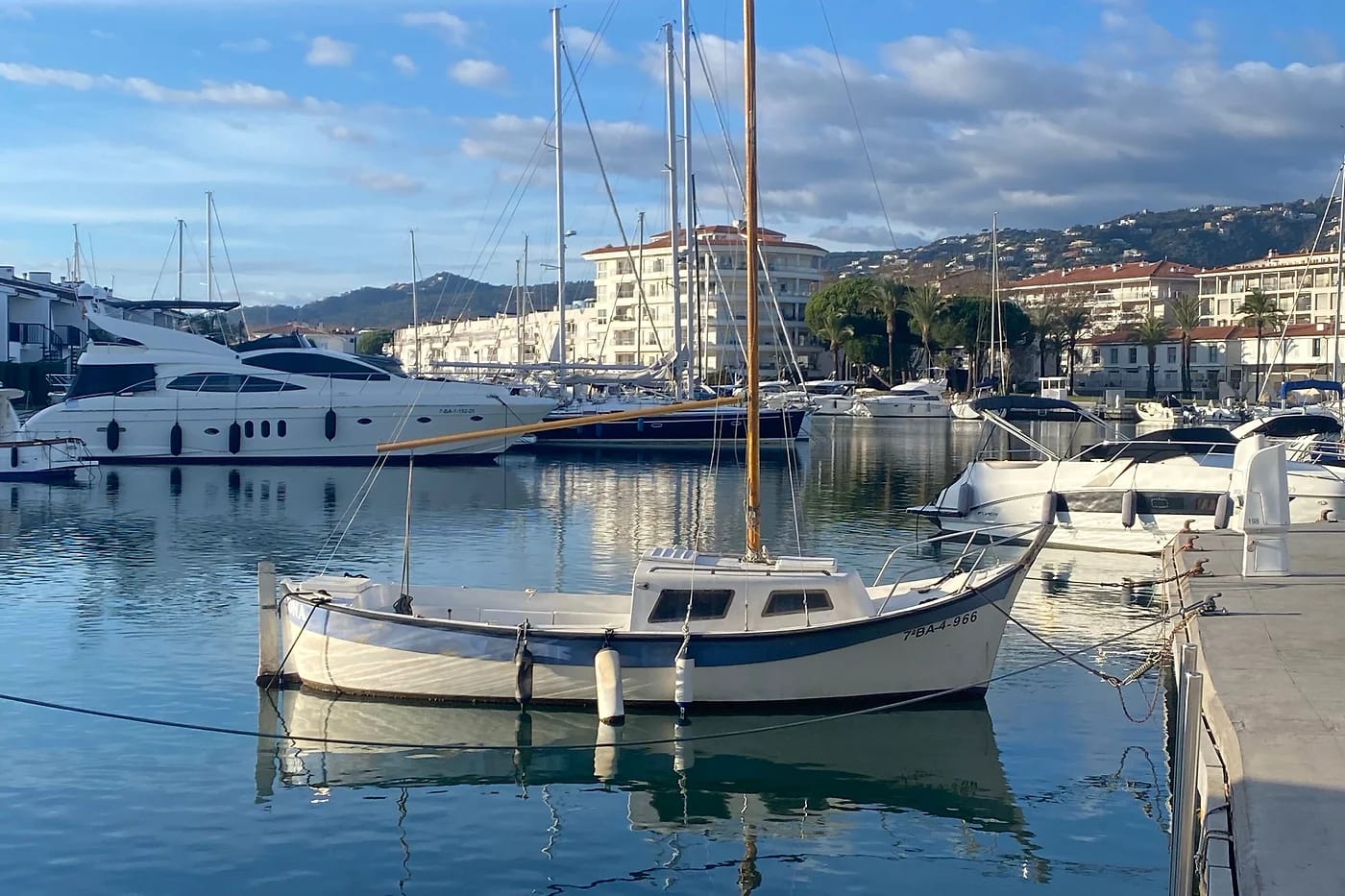 Purjeveneet ja jahdit Cannesin vanhassa satamassa