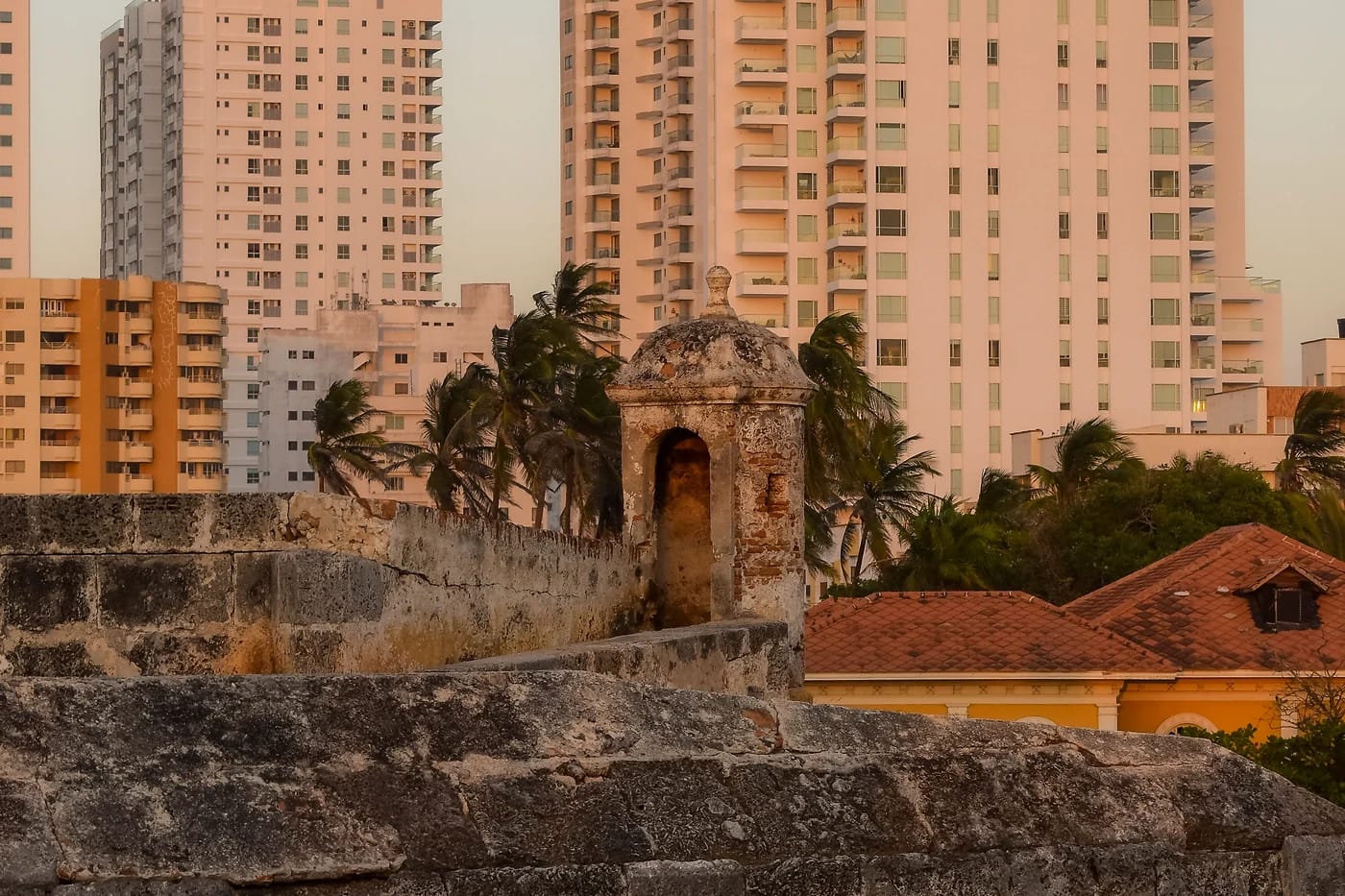 Kaupunginmuurit ja modernit talot Cartagenassa