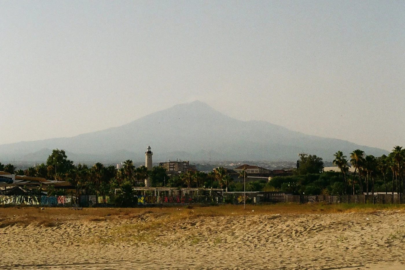 Hiekkaranta ja Etna taustalla Cataniassa