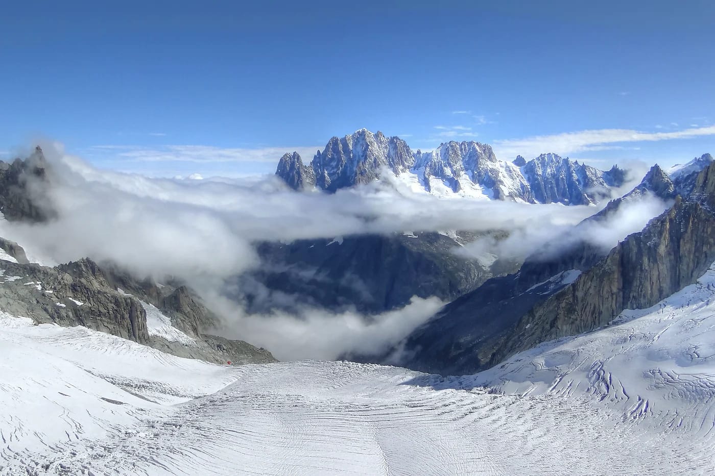 Mont Blancin lumihuippuinen massiivi Chamonix'ssa