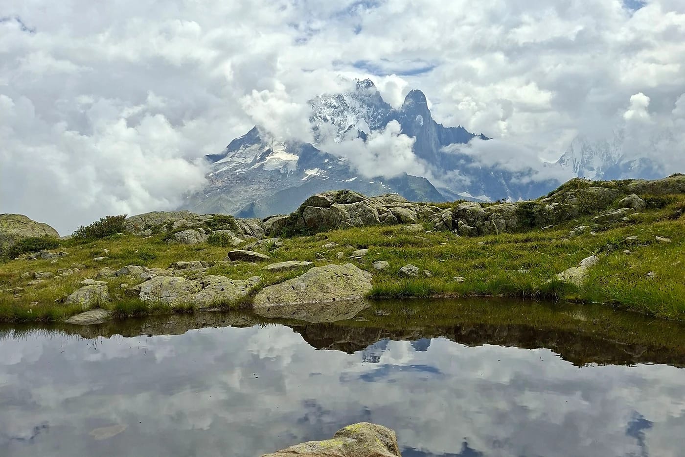 Mont Blanc peilautuu alppijärveen Chamonix'ssa