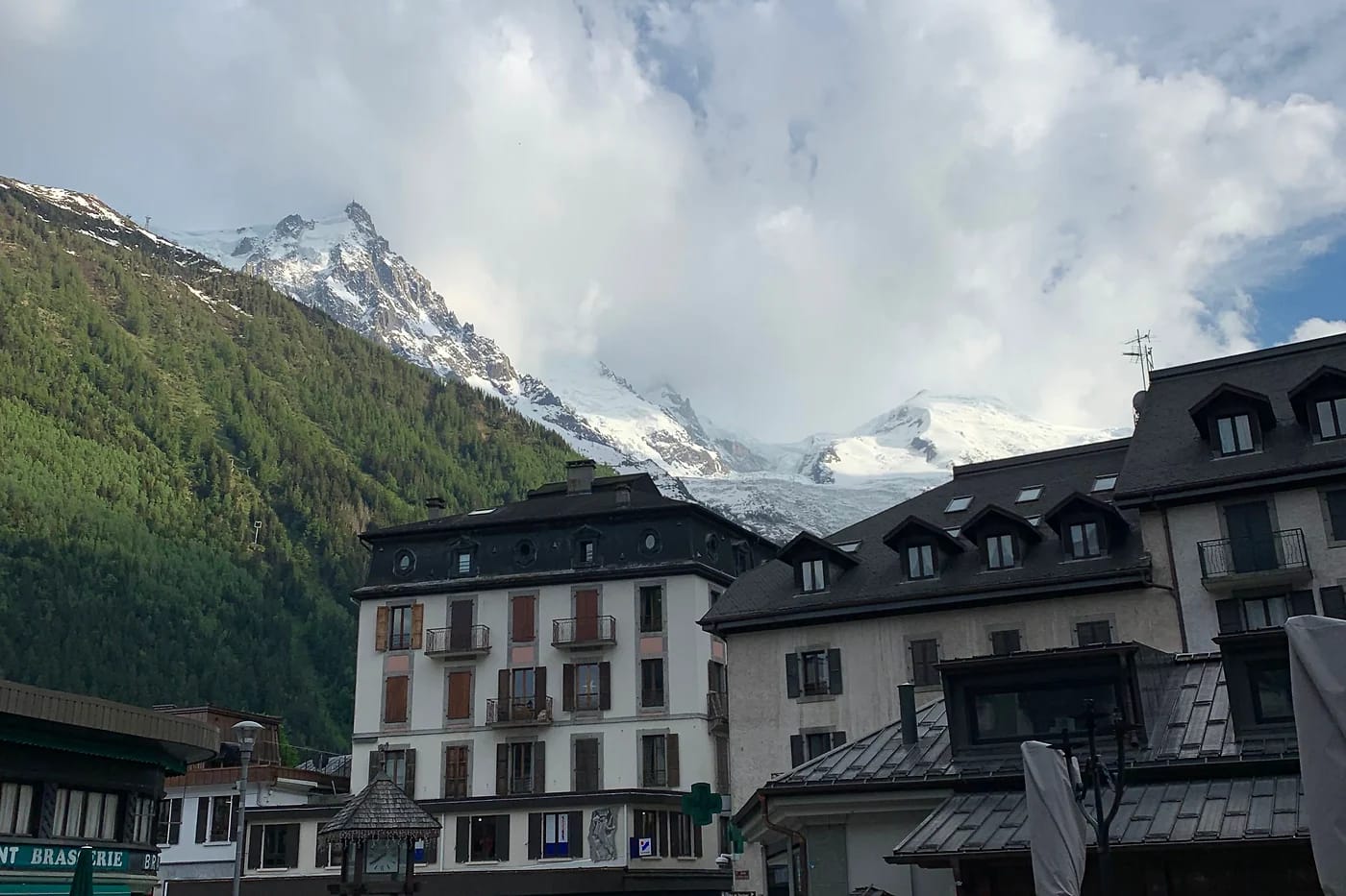 Chamonix'n keskusta ja Mont Blanc