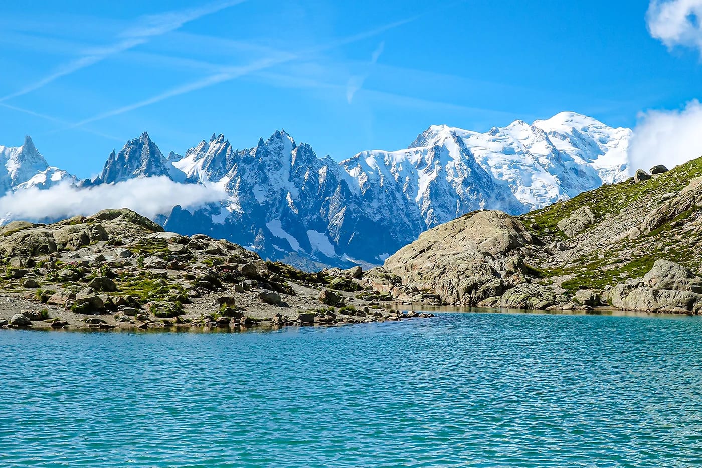 Alppijärvi ja vuoret Chamonix'ssa
