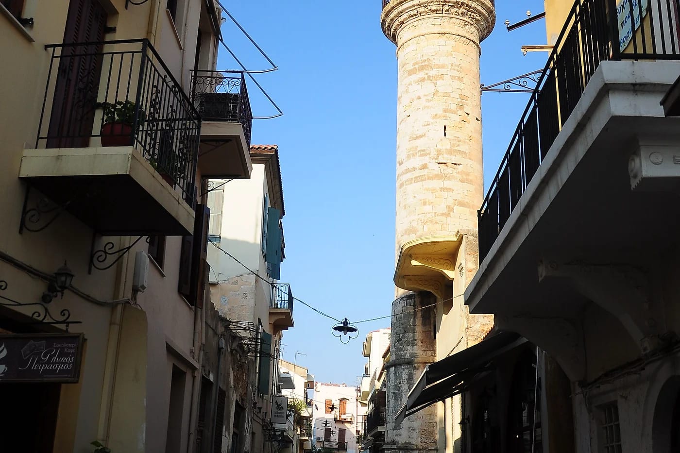 Minareetti Chanian kapealla kujalla
