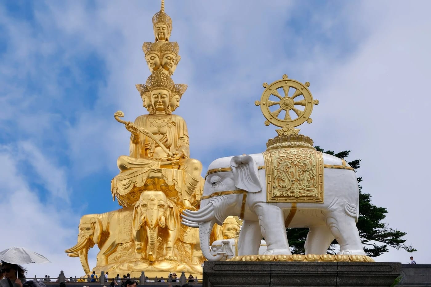 Kullattu Samantabhadra-patsas Emei-vuoren huipulla