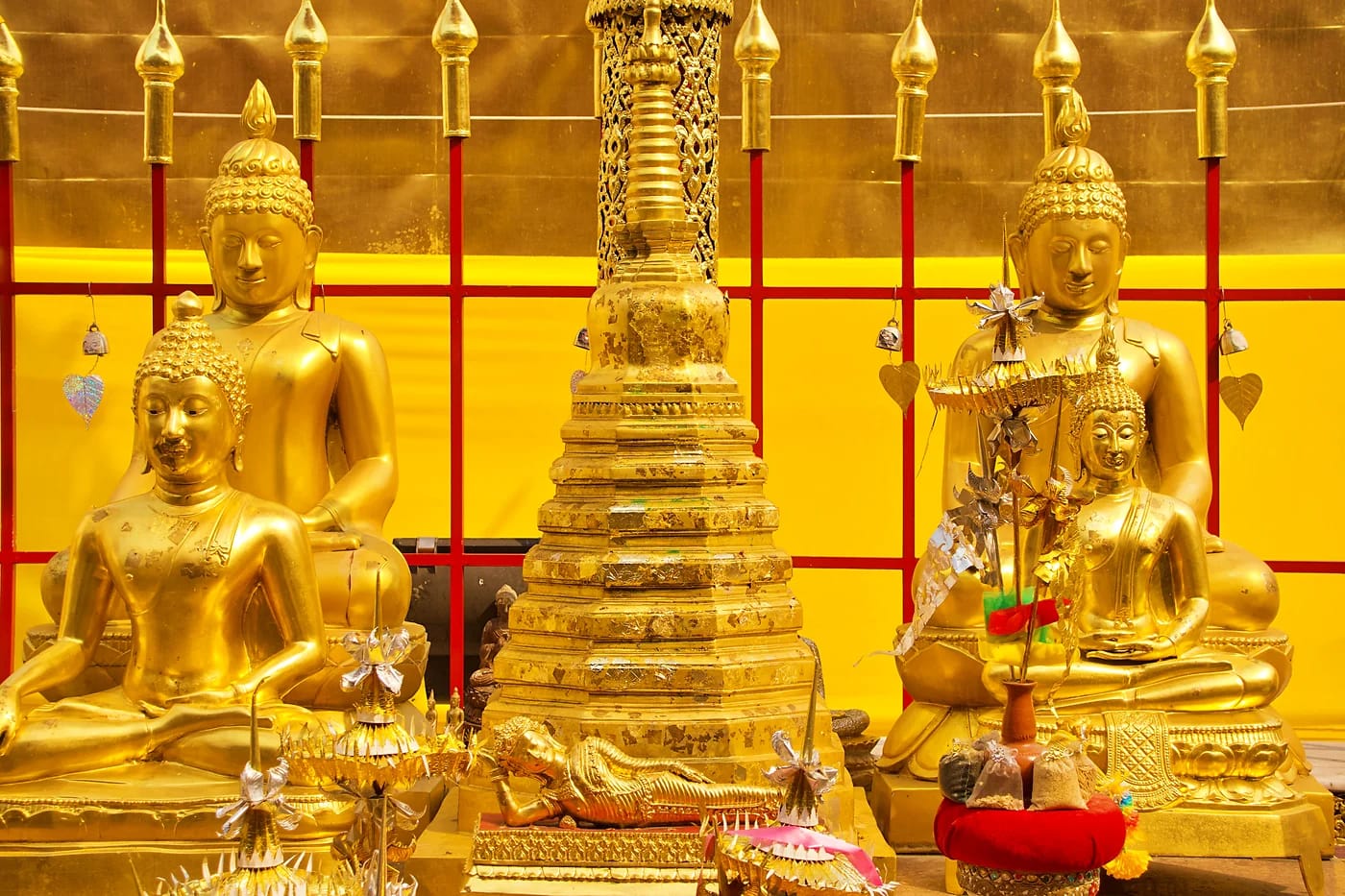 Kultaisia Buddha-patsaita temppelissä Chiang Maissa