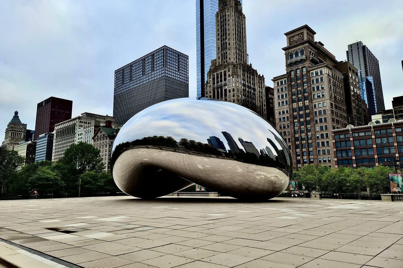 Cloud Gate heijastaa pilvenpiirtäjät Chicagossa