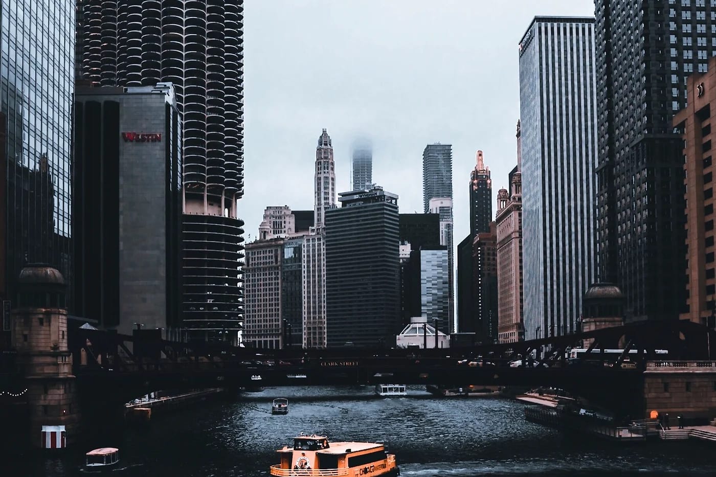 Vesitaksi Chicago-joella sumussa