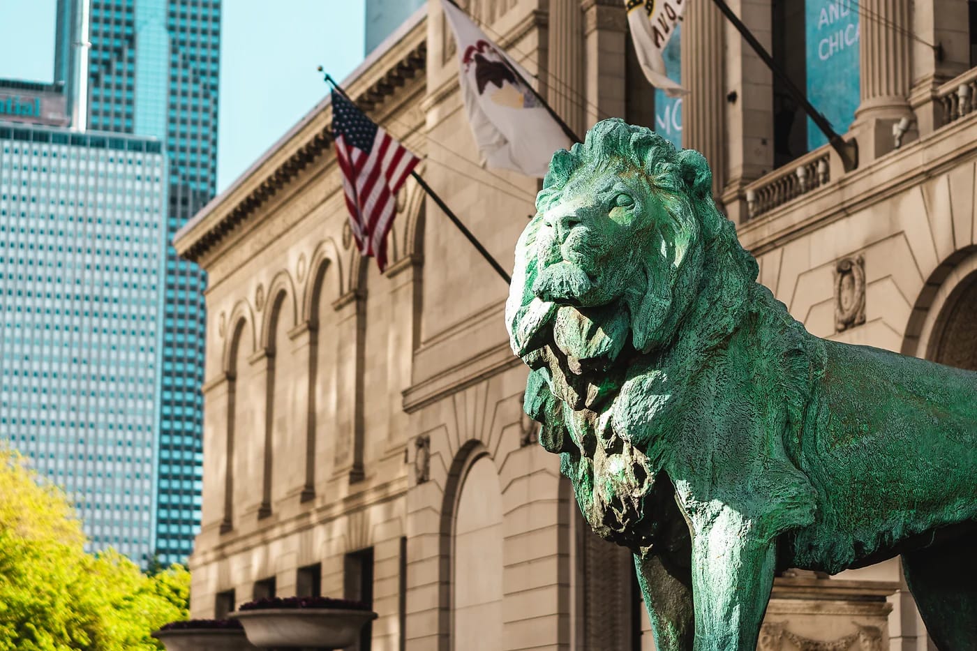 Art Instituten leijonapatsas ja liput Chicagossa