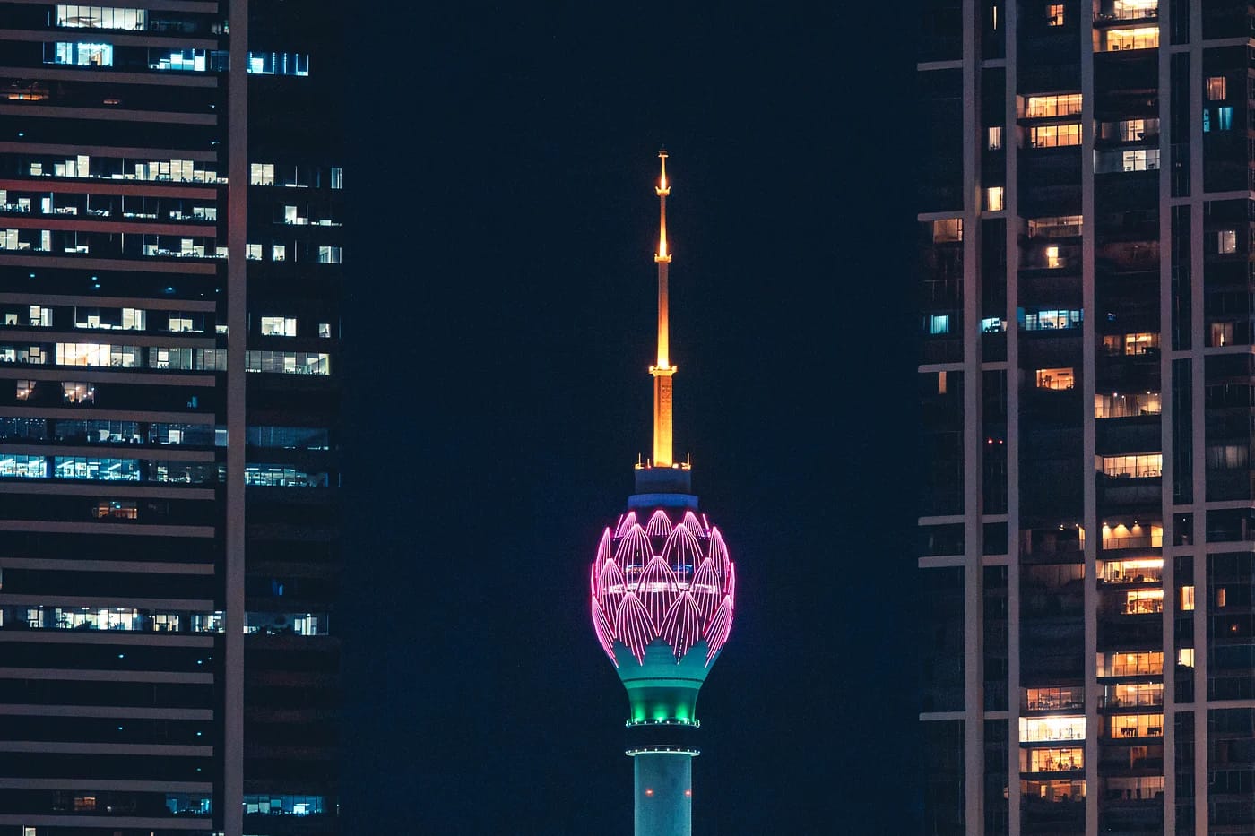 Colombon Lotus Tower valaistuna yöllä