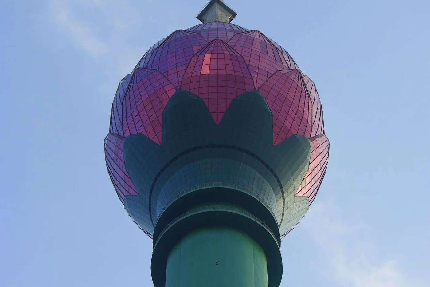 Lotus Tower kirkasta taivasta vasten Colombossa