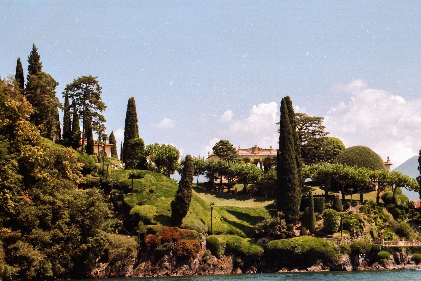 Villa del Balbianello vehreine puutarhoineen Comojärvellä