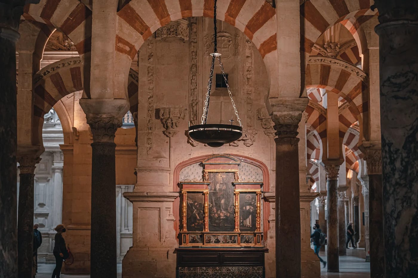 Mezquitan kaaria sisältä Córdobassa