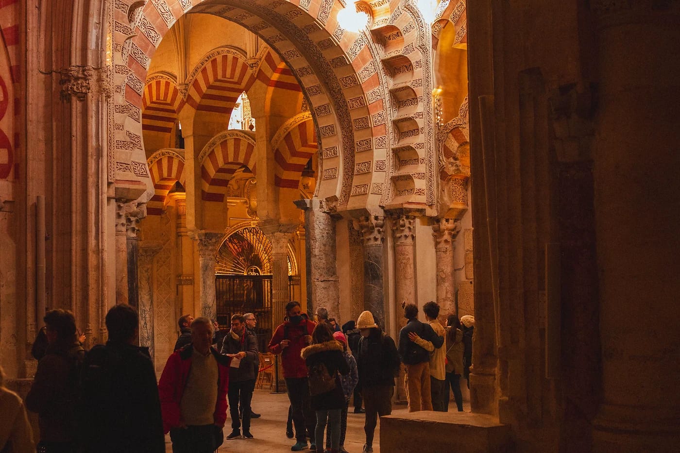 Mezquita-Catedralin kaaret ja kävijöitä Córdobassa