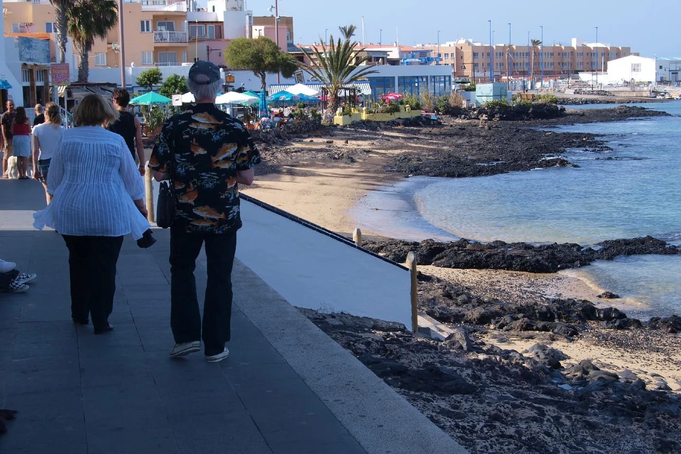 Corralejon rantapromenadi ja kaupunki