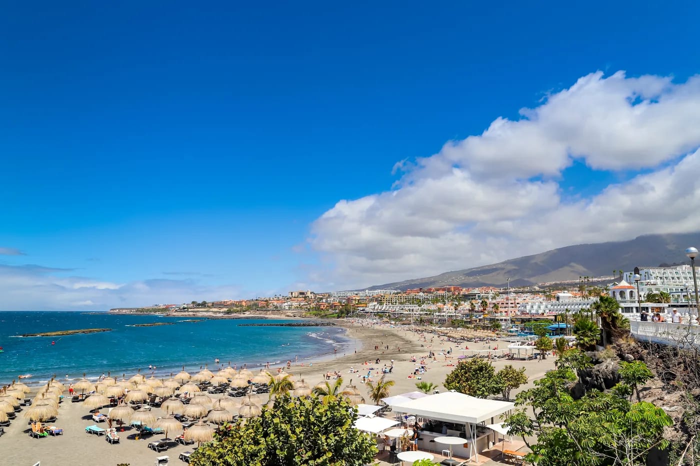 Ilmakuva Playa de Torviscasin kultahietikosta ja turkoosista merestä