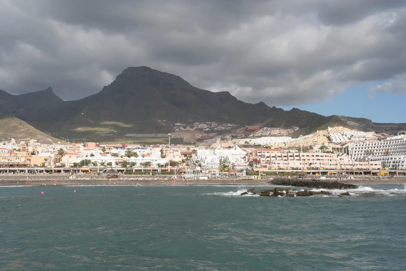 Costa Adejen rantavyöhyke mereltä nähtynä