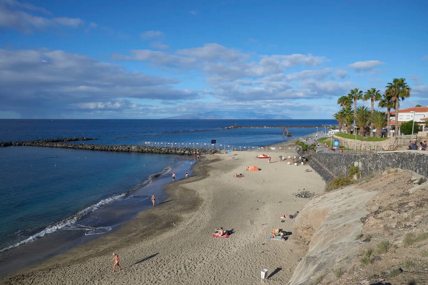 Aallonmurtajan suojaama hiekkaranta ja rantapromenadi Costa Adejella