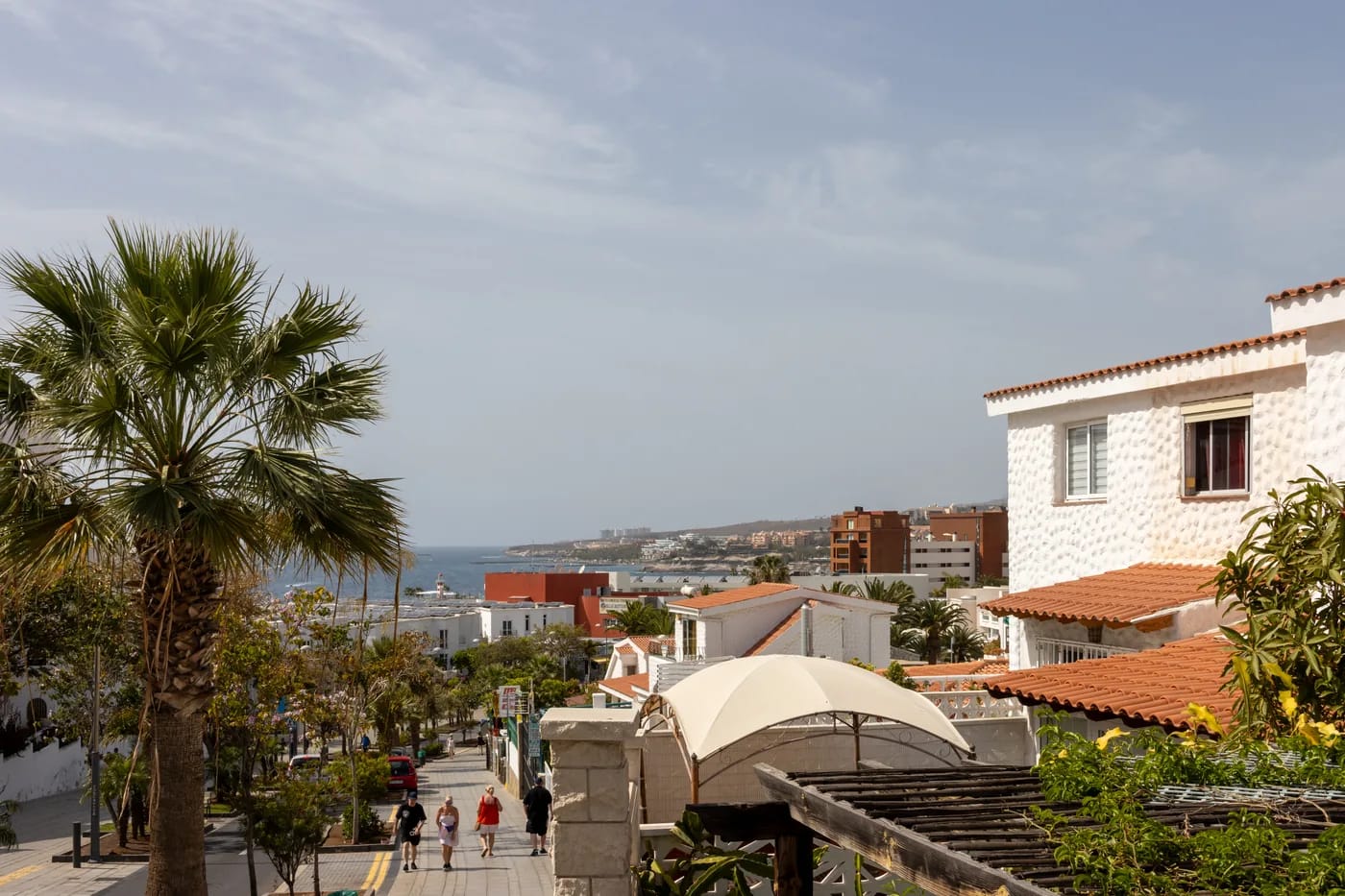 Palmujen reunustama rantapromenadi Playa del Duquen tuntumassa