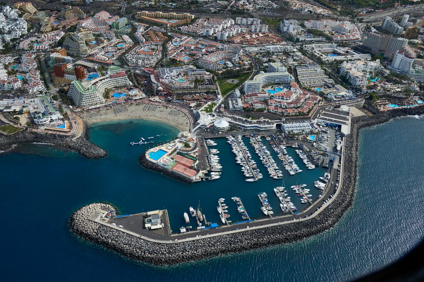Ilmakuva Puerto Colónin venesatamasta ja aallonmurtajasta